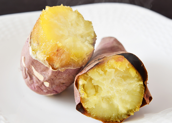 コンビニでは 「冷やし焼き芋」 という商品もあり、冷やして食べることで レジスタントスターチ（難消化性でんぷん）が増え、腸内環境により良い影響を与える とされています