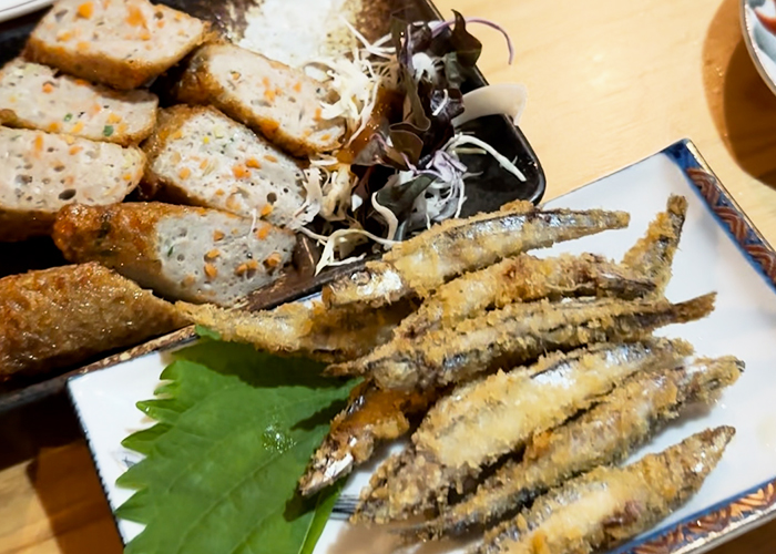 五島の人気居酒屋「松雪」のきびなご、すり身揚げ