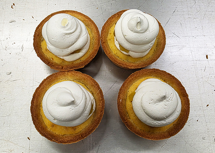 最後にもう一度、生クリームを絞ります