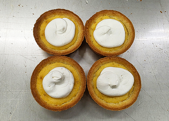 土台に生クリームを絞ります