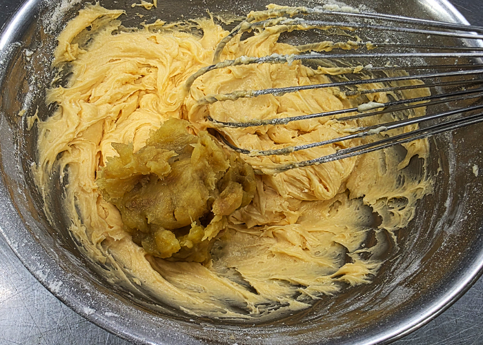 焼き芋ペーストを入れる