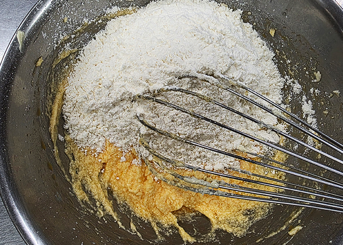 最後に小麦粉を入れて混ぜる。小麦粉は最後にいれるのはグルテンがたって固くならないため