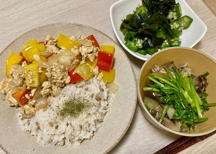 外食では食物繊維が豊富な十割そばや、バランスのよさそうな和定食を選ぶようにしました。家での食事も海藻やオクラで食物繊維を摂取できるように意識。
