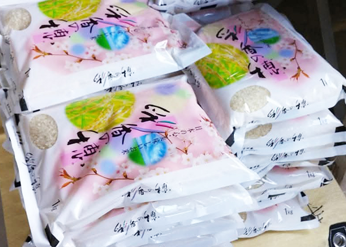米の精米と袋詰め