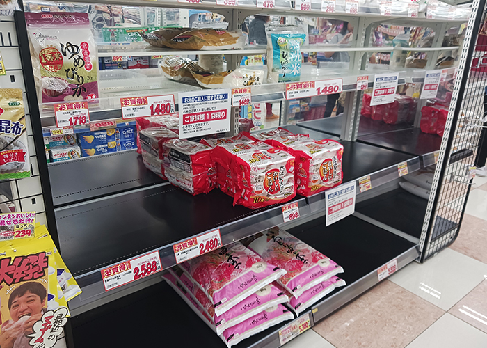五島のスーパーの米陳列棚の様子