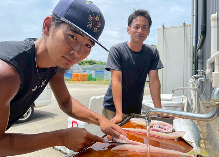 カンボジア出身の実習生が釣り上げた魚を、鎌田君が見事にさばいてくれました