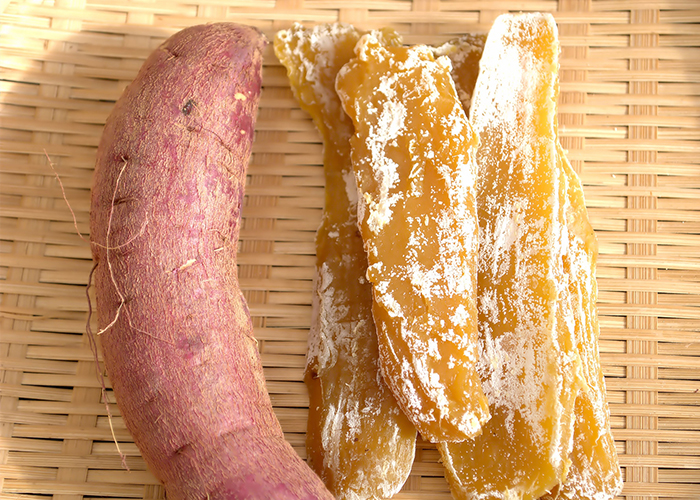 水分が抜けている分、同じ重量あたりのカロリーや糖質は生のさつまいもよりも高くなります