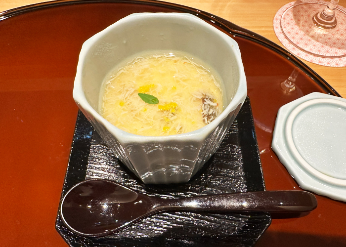柚子皮がトッピングされた茶碗蒸し