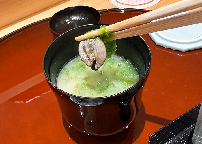 アオサの味噌汁には、美味しいお出汁の正体である「クロクチ(ムール貝のミニバージョン)」