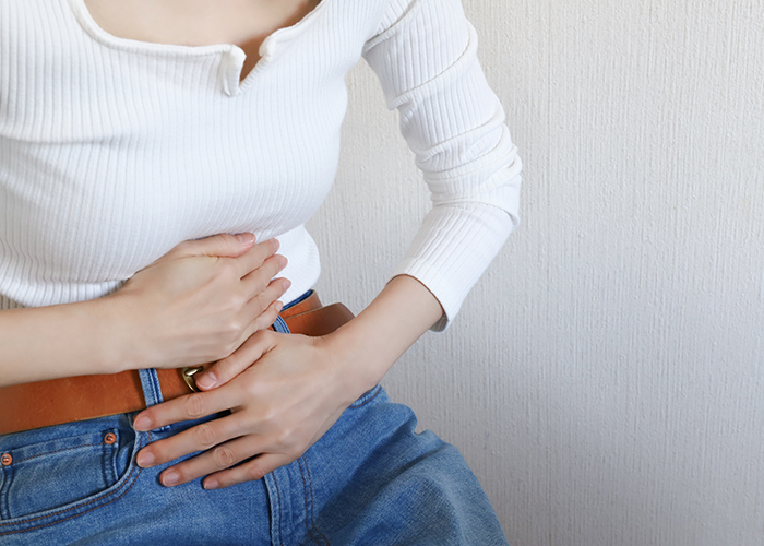 お腹の張りを和らげる簡単セルフマッサージ