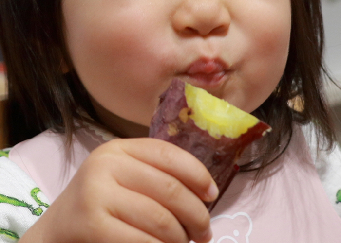 ゆっくりよく噛んで空気を飲み込まない