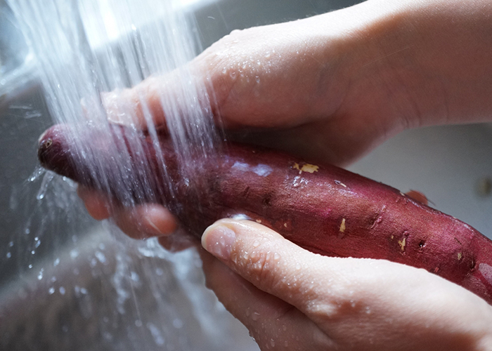 ステップ1：さつまいもを丁寧に洗う