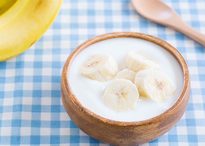 プレーンヨーグルト + バナナ + はちみつ