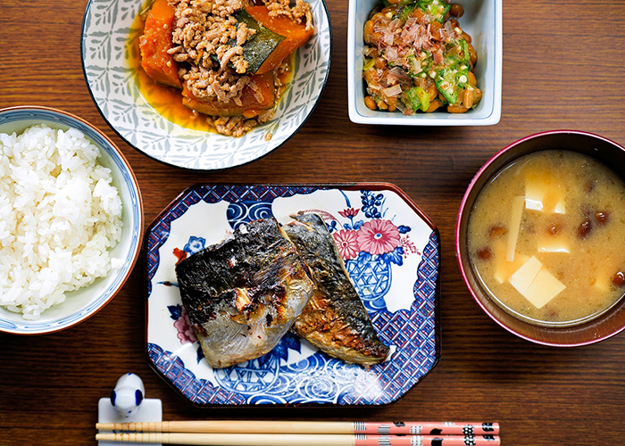 焼き魚定食 + 小鉢で納豆を追加