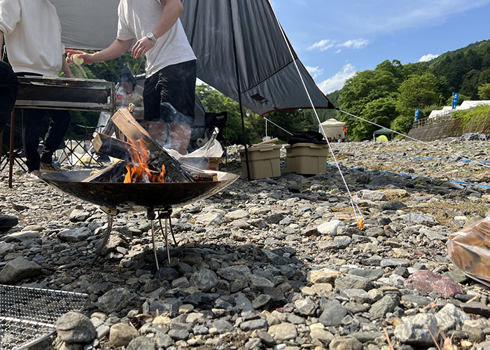 焚き火で焼き芋を楽しむ際の注意点とマナー、河川敷や海岸では要注意