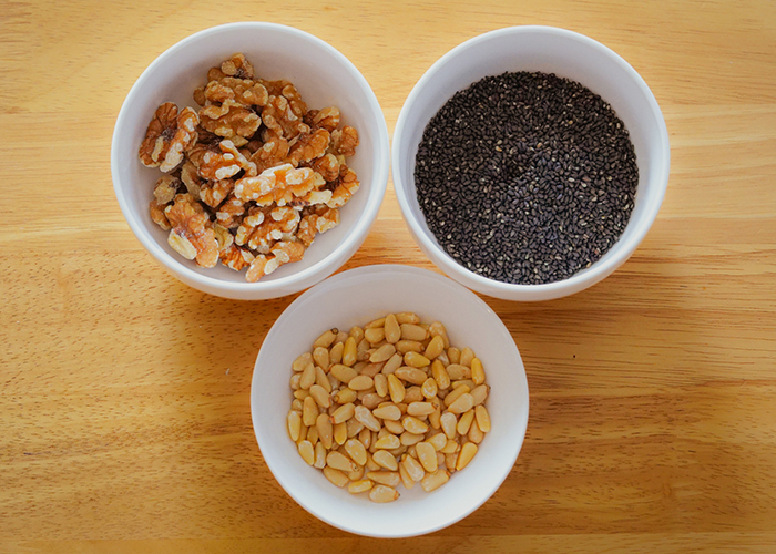 ナッツや黒ごまで香ばしさと食感をプラス