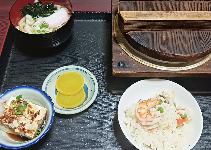 三井楽の居酒屋「伊勢吉」の釜飯はシンプルな味付けで素材の味を引き立てる