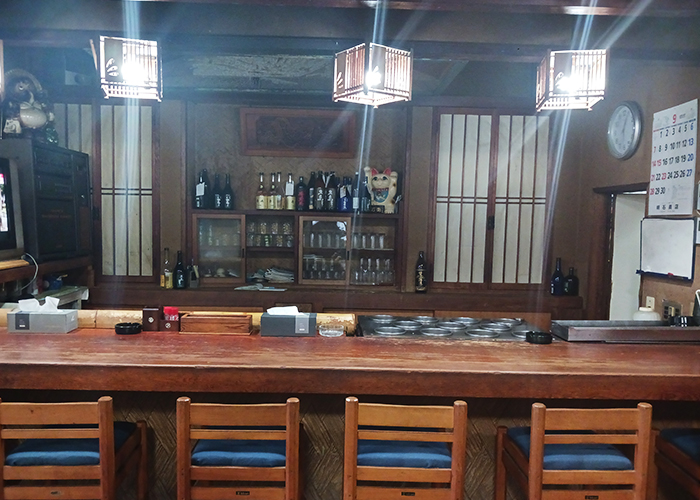 三井楽の居酒屋「伊勢吉」のカウンター