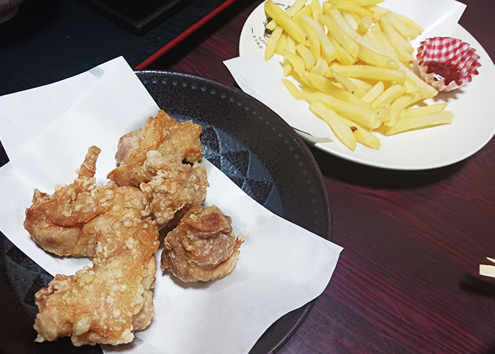 三井楽の居酒屋「伊勢吉」は唐揚げやポテトフライも