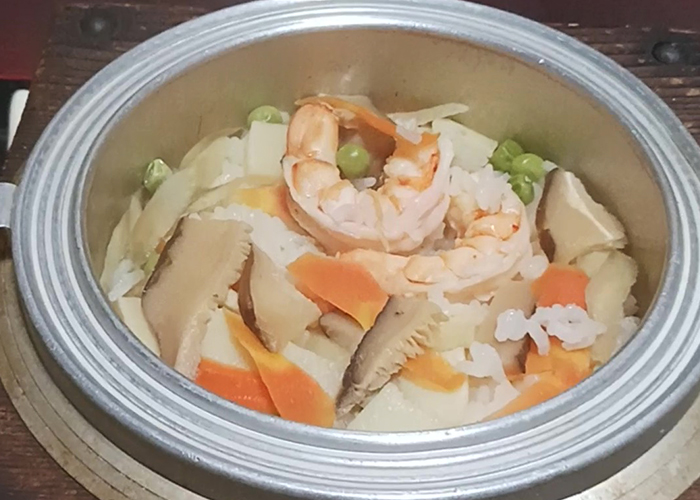 三井楽の居酒屋「伊勢吉」おすすめの釜飯