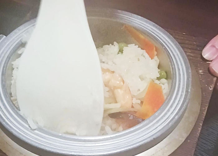 三井楽の居酒屋「伊勢吉」の釜飯は熱々