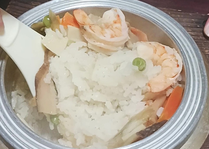 三井楽の居酒屋「伊勢吉」の釜飯は旬な素材入り