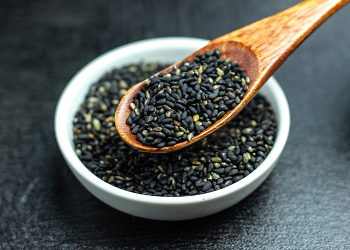 炊き上がりに「黒ごま」と「バター」をちょい足し