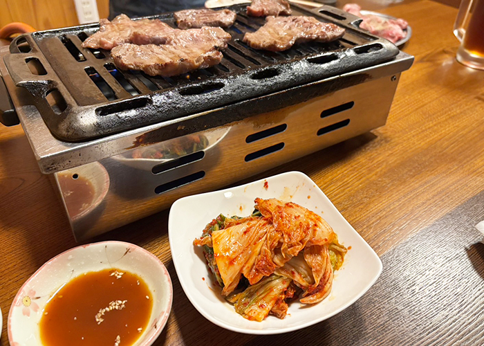 自家製キムチ。大きめにカットされ、ほどよい辛さでお口直しにぴったり