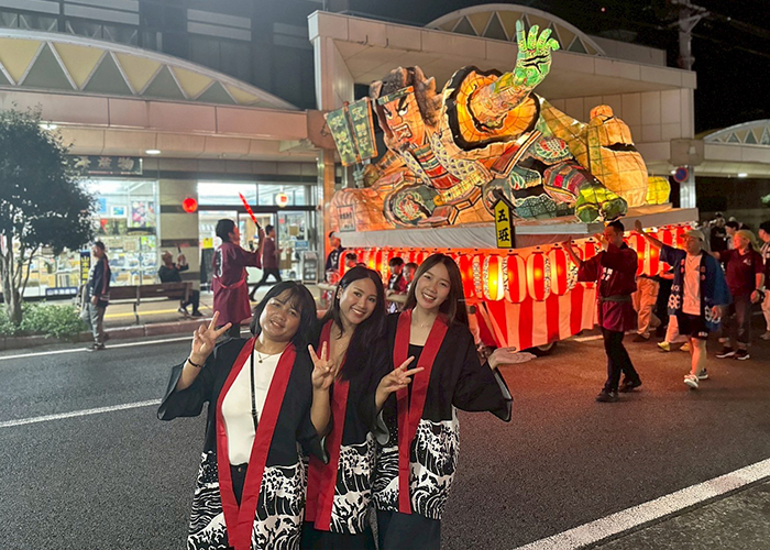 法被を身にまとい、掛け声をかけながらねぶたを曳く一体感は、言葉にできないほどの高揚感