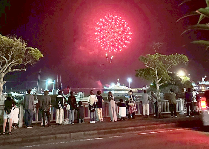 花火で幕を閉じる祭りの夜