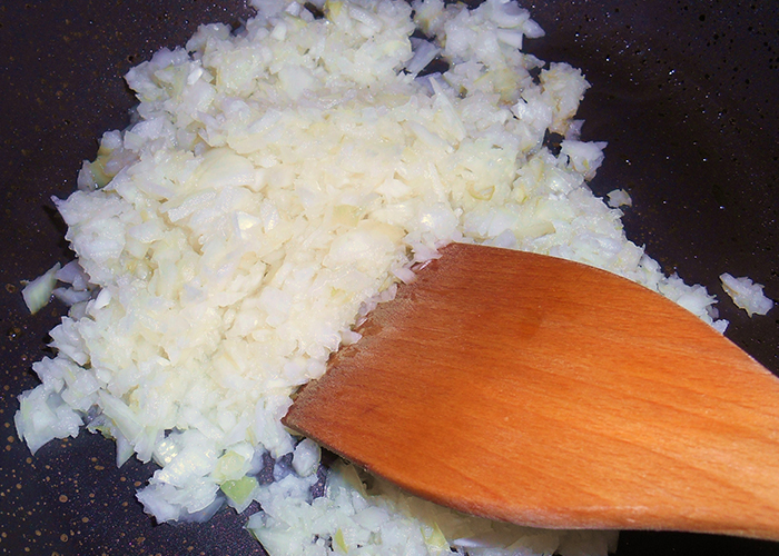 ステップ2:鍋で玉ねぎをじっくり炒める