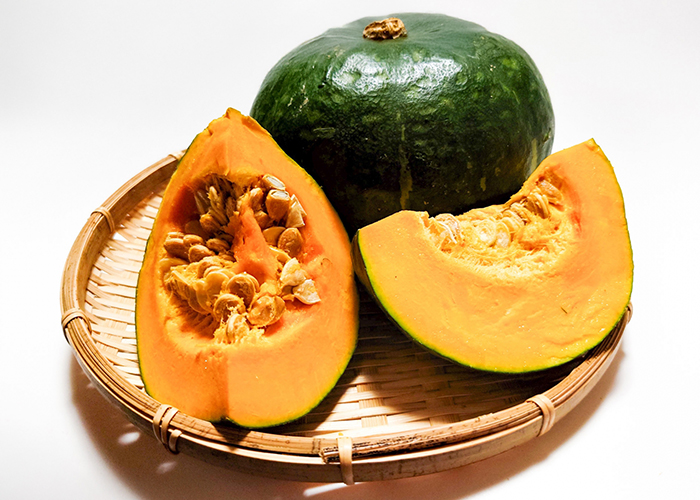 かぼちゃを加えて、黄金色の濃厚ポタージュに