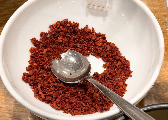 旨味と塩気のアクセント「カリカリベーコン&フライドオニオン」