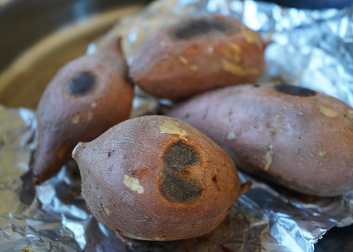 蓋と水を使った蒸し焼きテクニック