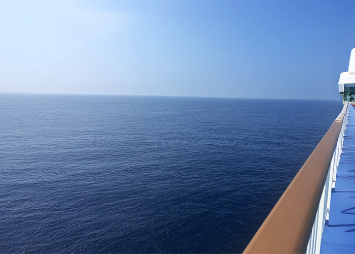 窓の外には一面の海