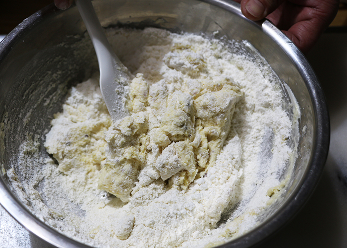粉類を混ぜ合わせる