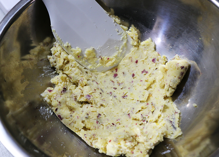 さつまいもを丁寧につぶしてマッシュ状にします。