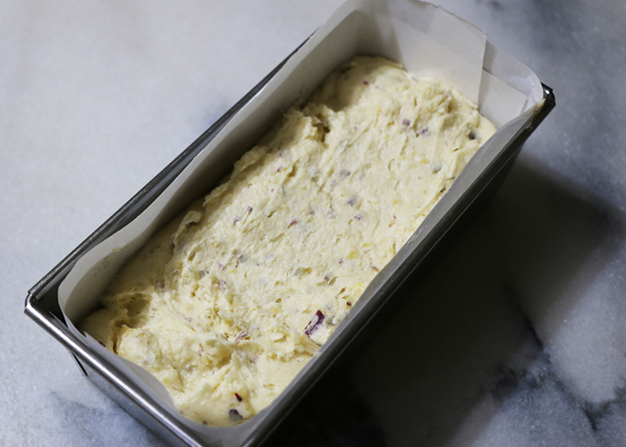 生地を型に流し入れたら、表面をゴムベラで平らにならし、中央を少しへこませておく