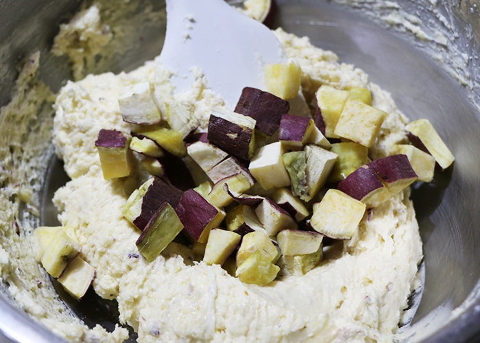 マッシュしたさつまいもと角切りさつまいもを加えて全体をさっと混ぜ合わせる