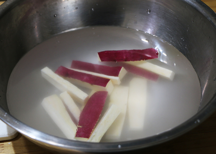 サツマイモを水にさらしてアクを抜く