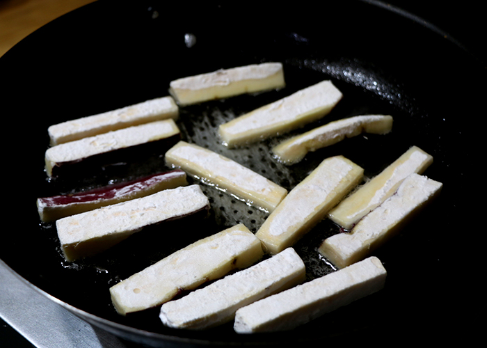 フライパンで揚げ焼きにする