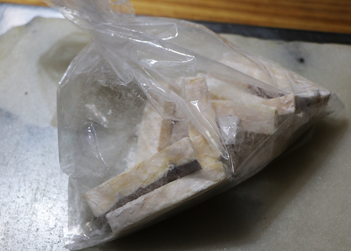 ポリ袋にさつまいもと片栗粉を入れ、袋の口を閉じて空気を含ませるようにして、全体を優しく振る