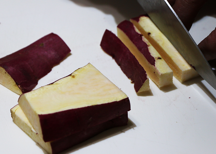 さつまいもを角切りにする