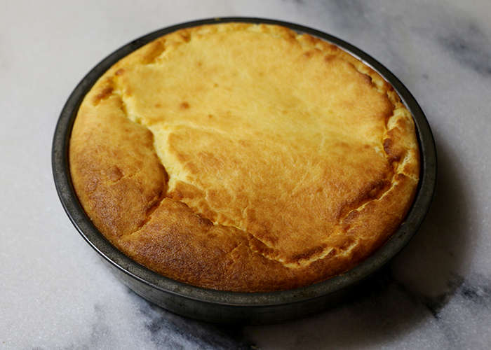 焼き上がったらすぐに型から取り出し、クッキングシートをつけたままケーキクーラーなどの網の上で粗熱を取る