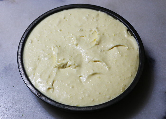 準備しておいた型に生地を流し入れ、ゴムベラで表面を平らにならす