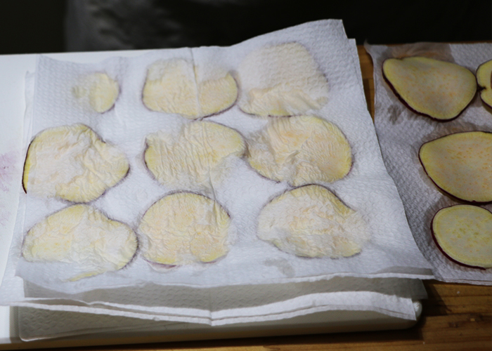 さつまいもチップス べちゃっとする原因は水分にあった