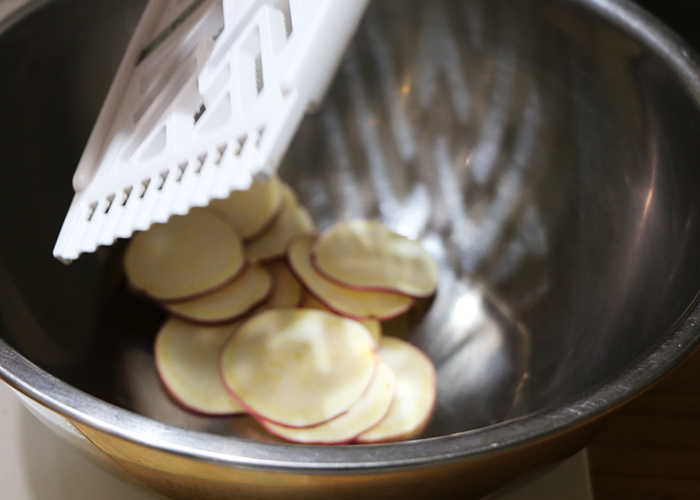 ご家庭で作るさつまいもチップス さつまいもを薄くスライスする