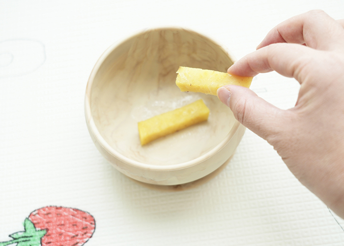 さつまいもスティックで手づかみ食べ練習