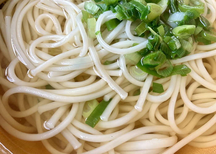 椿油がコーティングする麺の表面