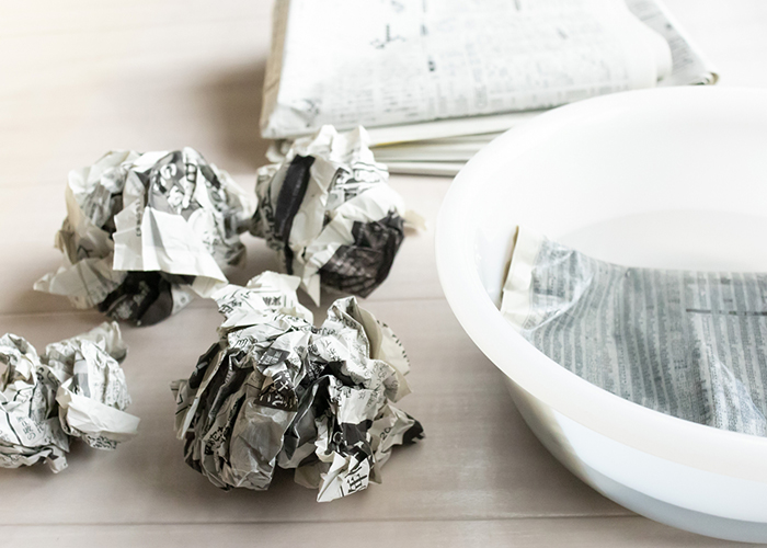 濡らした新聞紙かキッチンペーパーで包む